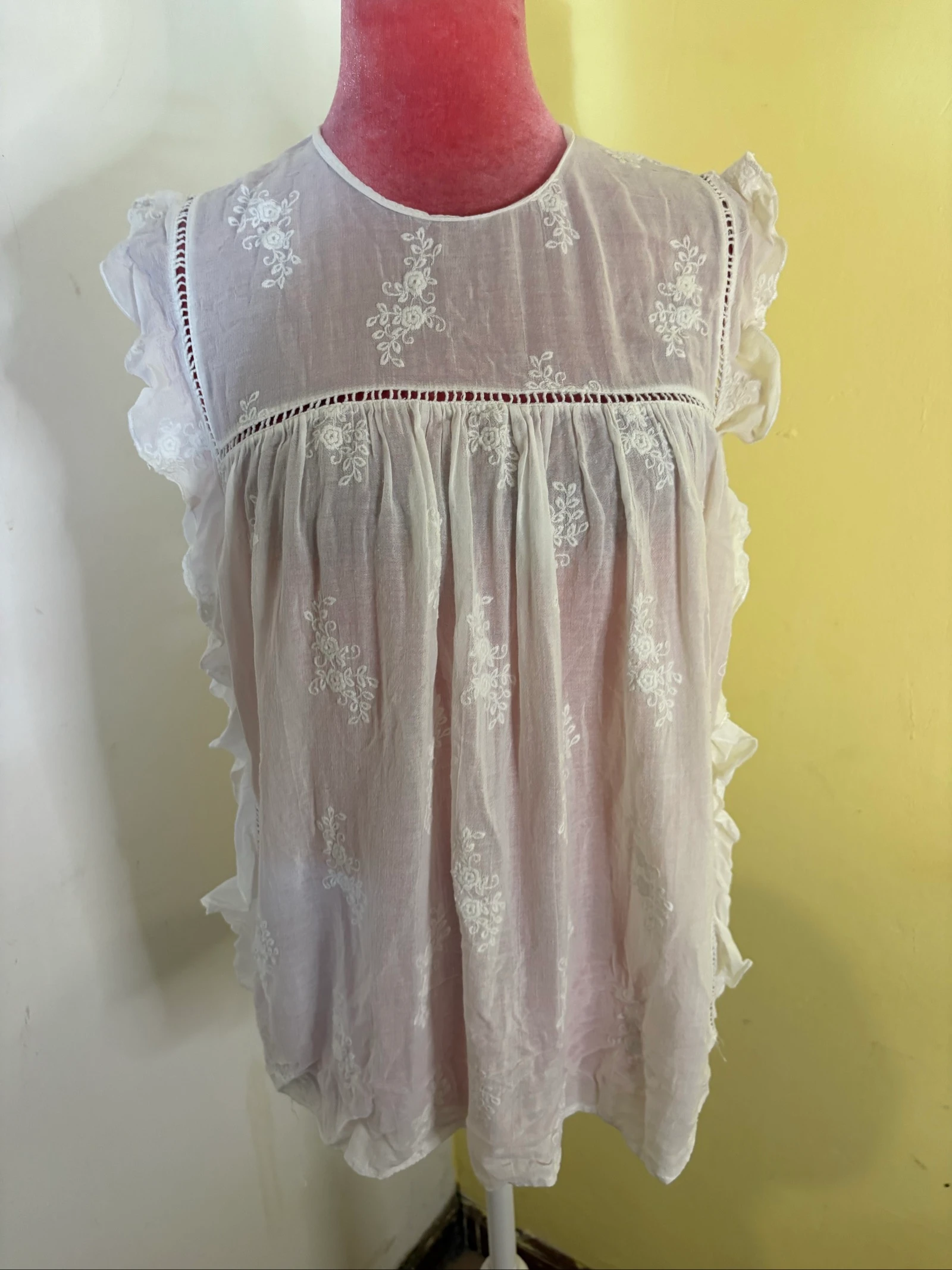 Blusa Branca Boho com Bordado Floral e Folhos 
